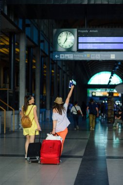 Genç kadınlar onların tren için acele et.