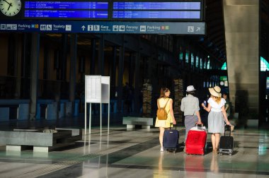 Tren istasyonunda kız grubu.