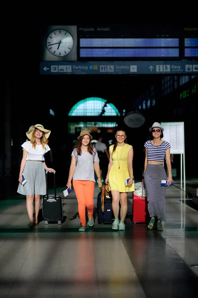 Ομάδα χαριτωμένα κορίτσια στο σιδηροδρομικό σταθμό. — Φωτογραφία Αρχείου