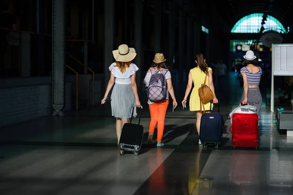 Grupp flickor på järnvägsstationen. — Stockfoto