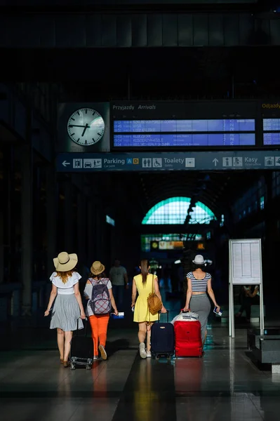 Tren istasyonunda kız grubu.