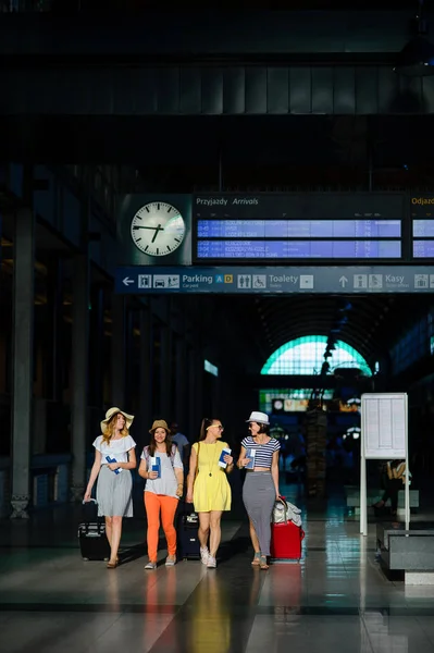 Компания молодых туристов на вокзале . — стоковое фото