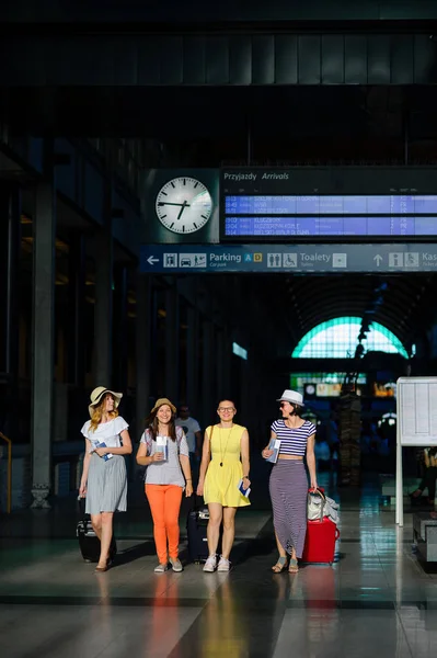Компания молодых туристов на вокзале . — стоковое фото