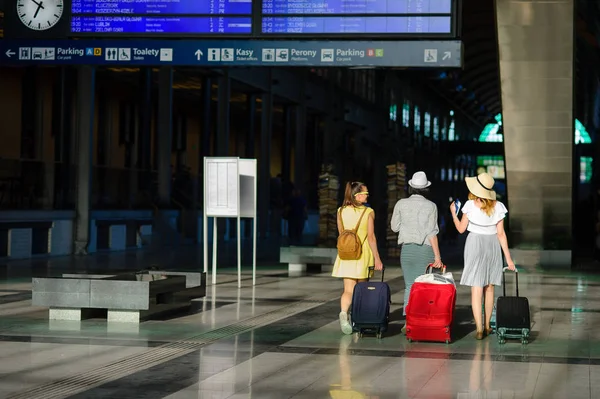 Grupo de chicas en la estación de tren . — Foto de Stock