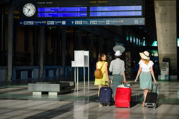 Gruppo di ragazze alla stazione ferroviaria . — Foto Stock