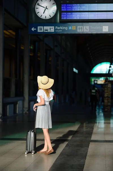 Девушка в шляпе в зале ожидания вокзала . — стоковое фото