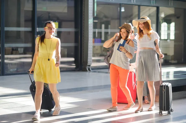Grupo de meninas bonitos na estação ferroviária . — Fotografia de Stock