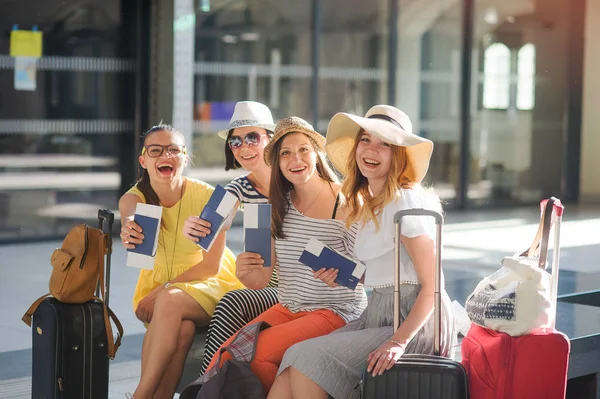 Büyüleyici turistler bir seyahat başına sevinirler. — Stok fotoğraf