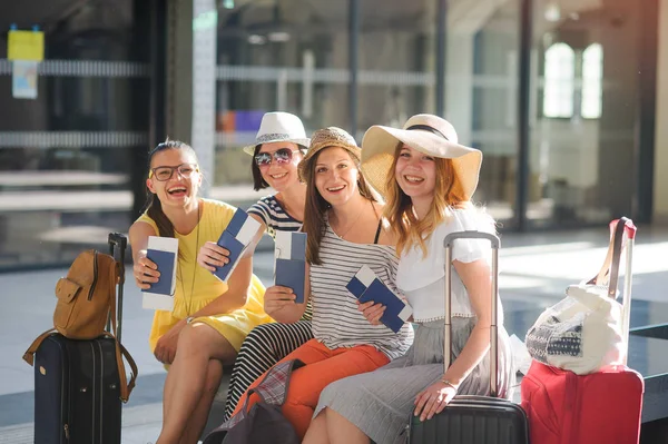 Büyüleyici turistler bir seyahat başına sevinirler.