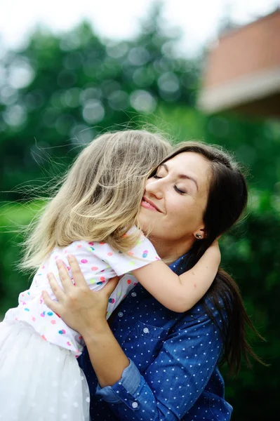 Genç anne ve küçük kızı aile portresi.