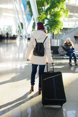 Yolcular Havaalanı bekleme odasında.