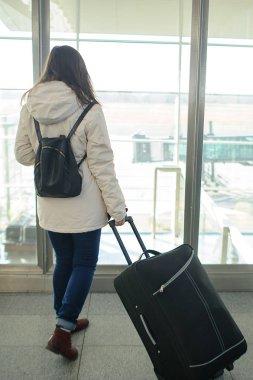 Bir bavul Havaalanı bekleme odasında kızla.