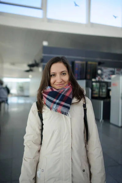 Jovem na sala de espera do aeroporto . — Fotografia de Stock