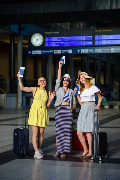 Três jovens mulheres bonitos na estação de trem . — Fotografia de Stock