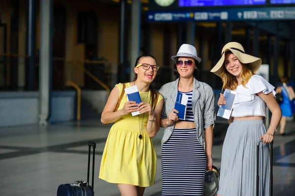 Τρία χαριτωμένα νεαρές γυναίκες στο σταθμό του τρένου. — Φωτογραφία Αρχείου