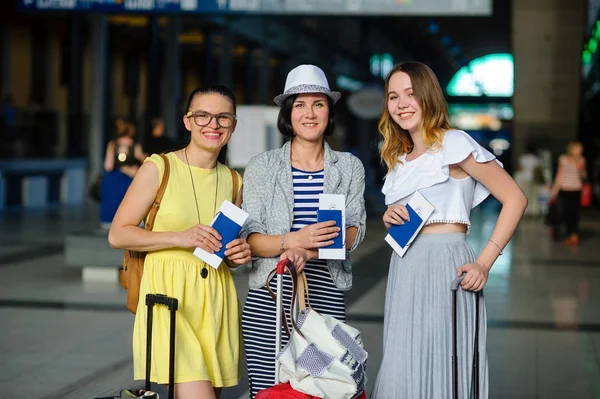 Tre söta unga kvinnor vid järnvägsstationen. — Stockfoto