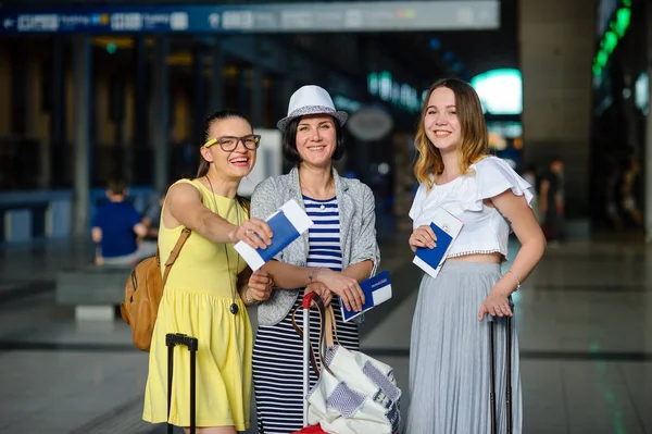 Trois jolies jeunes femmes à la gare . — Photo
