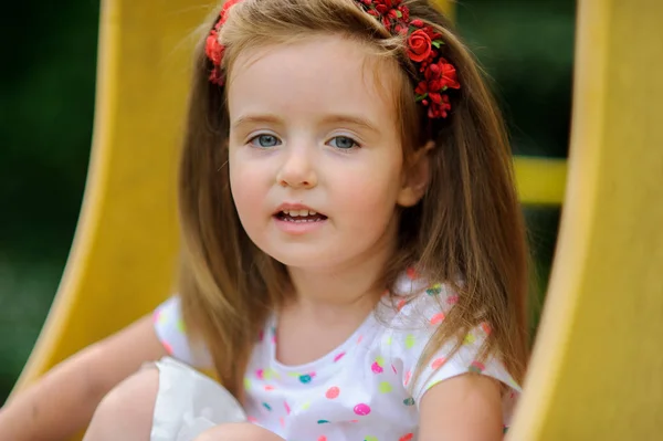 Retrato de la encantadora chica de 4-5 años . —  Fotos de Stock