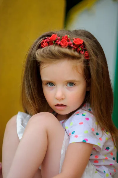 Portrait de la charmante fille de 4-5 ans . — Photo