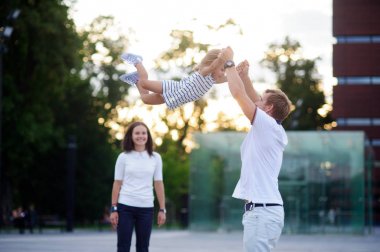 Genç aile yürüyüş.