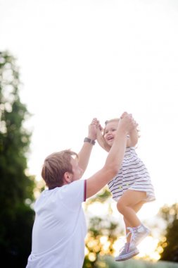 Genç Baba ile büyüleyici bir küçük kızı oynuyor.