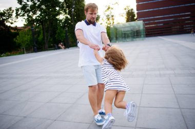 Genç Baba ile büyüleyici bir küçük kızı oynuyor.