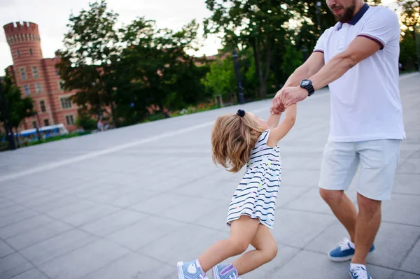 Genç Baba ile büyüleyici bir küçük kızı oynuyor.