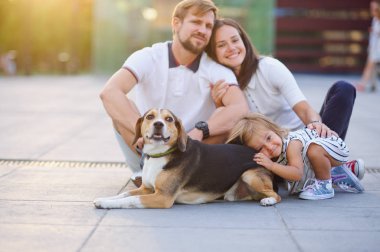 Harika genç aile yere oturmuş dinleniyor.