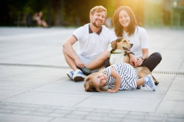 Genç baba küçük kızı ellerinde tutar..