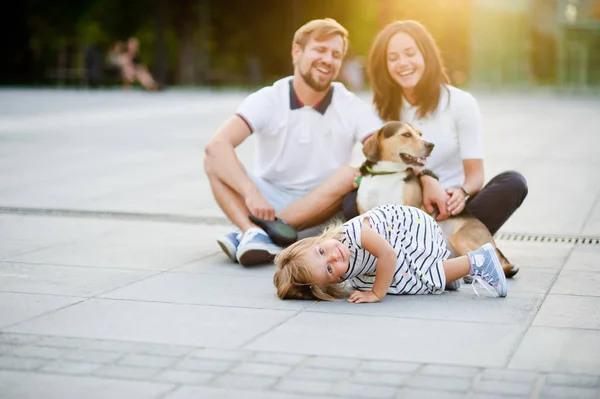 Jonge vader houdt het dochtertje op handen. — Stockfoto