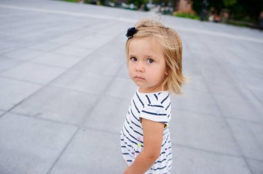 Çizgili bir elbise iki yaşında bir kız portresi.