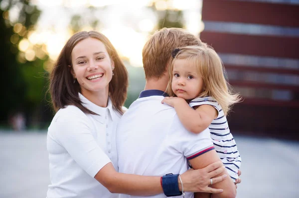 Portret van een jonge verenigde familie. — Stockfoto