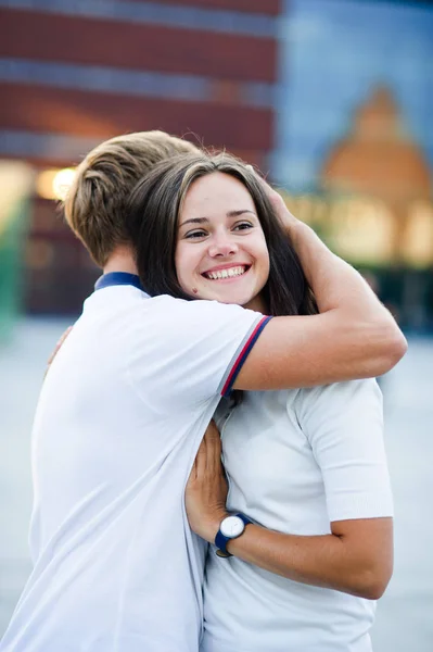 Il tipo e la ragazza stanno avendo abbracciato . — Foto Stock