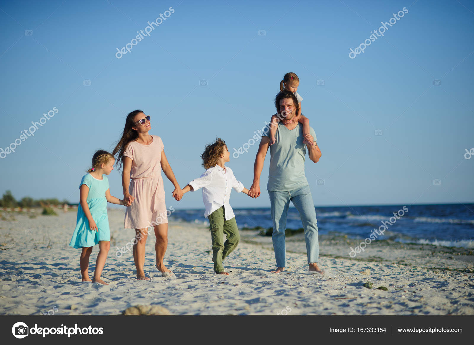 Фотосессия двух братьев. Кровать для троих разнополых детей. Тройняшки малыши. Счастливая семья. Тройняшки малыши.