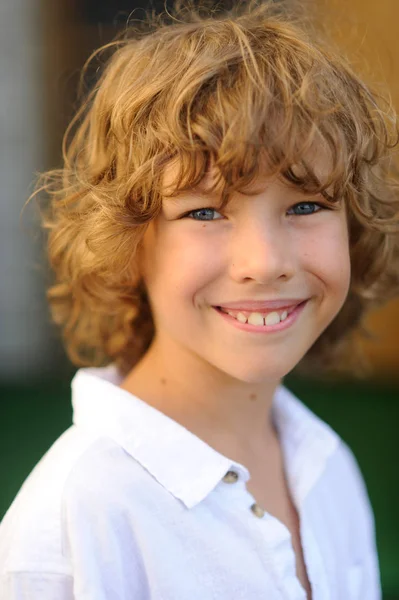 Porträt des netten Jungen im Alter von 10-11 Jahren. — Stockfoto