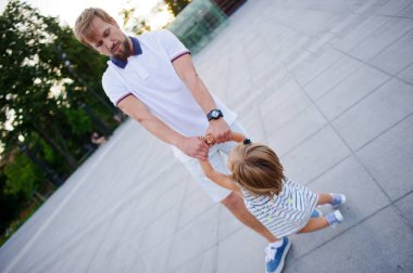 Genç Baba ile büyüleyici bir küçük kızı oynuyor.