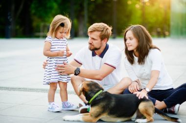Genç aile içinde Şehir Parkı kapalı bir gün harcama.