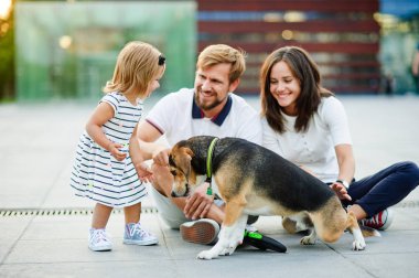 Genç aile içinde Şehir Parkı kapalı bir gün harcama.