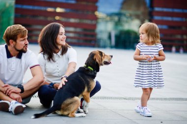Genç aile içinde Şehir Parkı kapalı bir gün harcama.