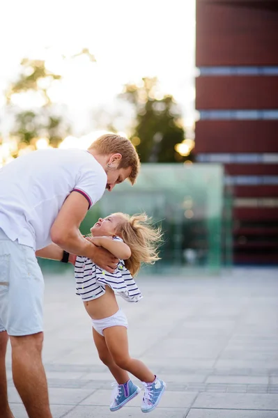 Jonge vader rommelt met een charmante dochtertje. — Stockfoto