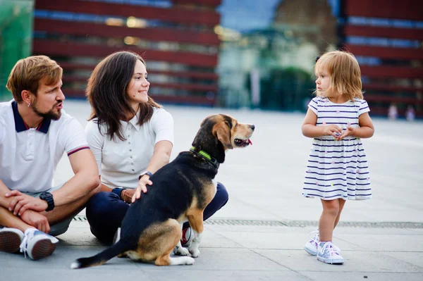 Young family spending a day off in the city park. — Stock Photo, Image