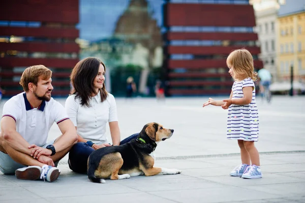 Young family spending a day off in the city park. — Stock Photo, Image