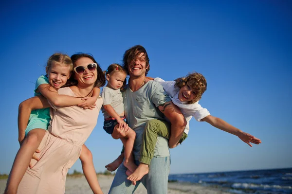 Μεγάλη ευτυχισμένη οικογένεια που περπατούν στην παραλία. — Φωτογραφία Αρχείου