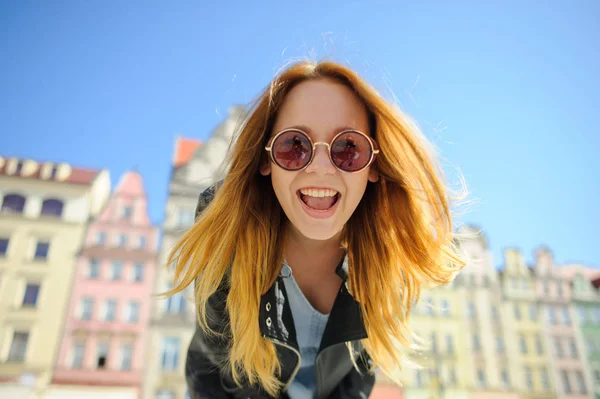 Sevimli genç kız güzel bir eski bina zemin karşı güneş gözlüğü. — Stok fotoğraf