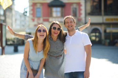 Üç genç insanlar antik kent meydanında stand.