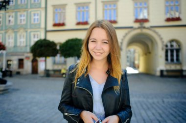 Sevimli genç kız güzel bir eski bina zemin karşı güneş gözlüğü.