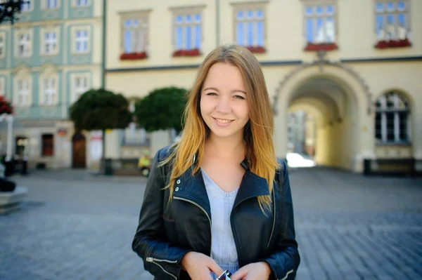 Sevimli genç kız güzel bir eski bina zemin karşı güneş gözlüğü.