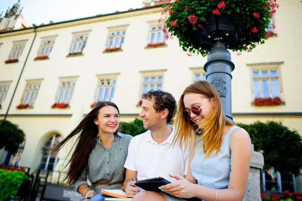 Drie studenten zich voorbereiden op examens. — Stockfoto