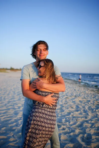 Casal feliz de amantes na praia . — Fotografia de Stock