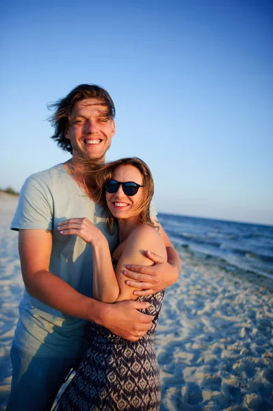 Casal feliz de amantes na praia . — Fotografia de Stock